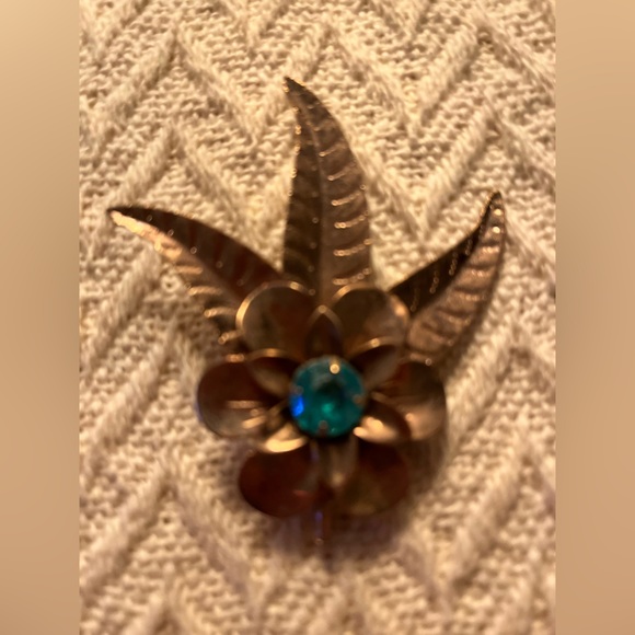 Two piece hair clip, and brooch bundle - Picture 4 of 6